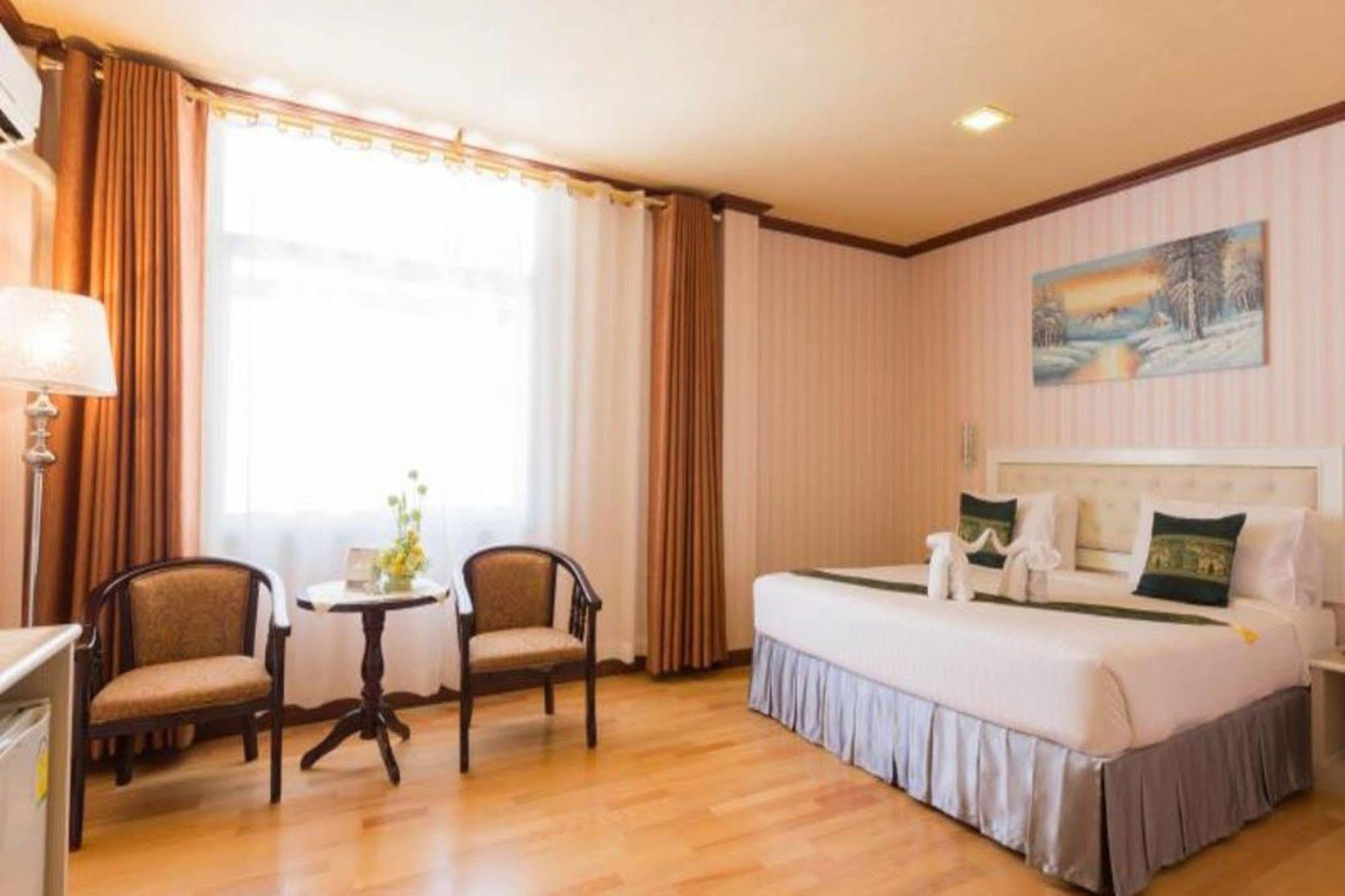 Korat Hotel - Sha Plus Nakhon Ratchasima Ngoại thất bức ảnh